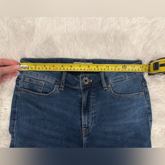 Guess high rise skinny jeans| size 27 - Picture 7 of 9